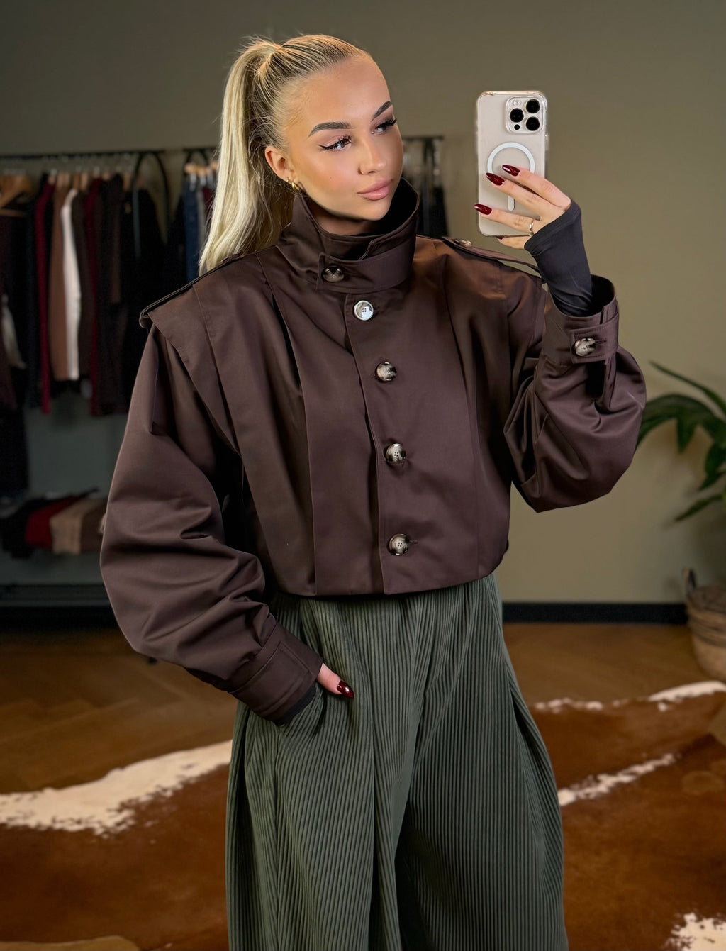 Krótki trencz czekoladowy 45% bawełna EMO - Veretti Boutique