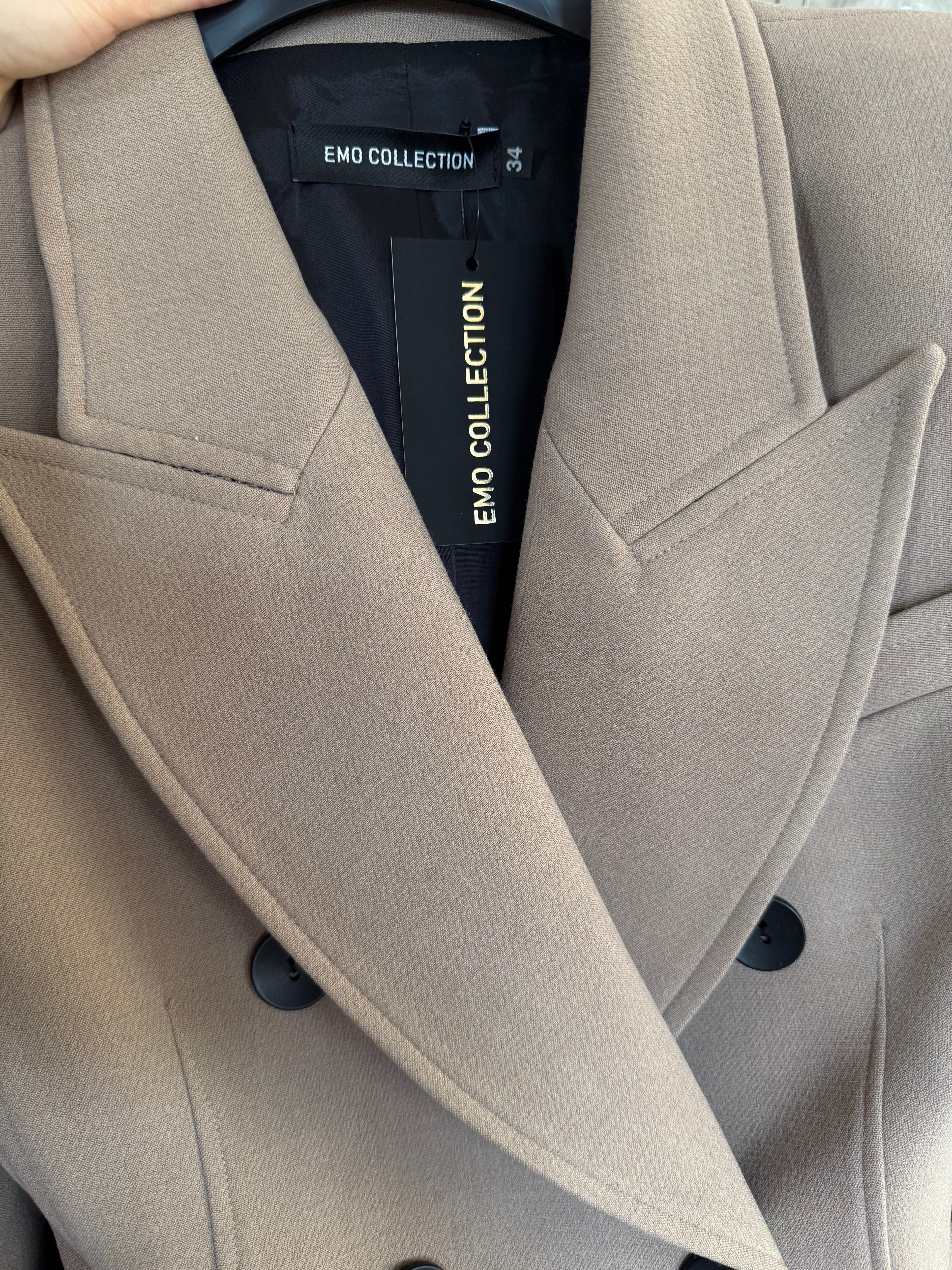 Marynarko - sukienka Hourglass fango EMO - Veretti Boutique