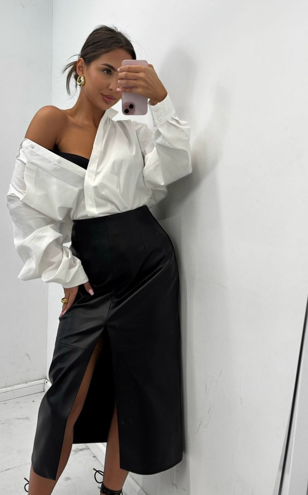 Midi spódnica czarna z eko skóry z rozcięciem z przodu EMO - Veretti Boutique