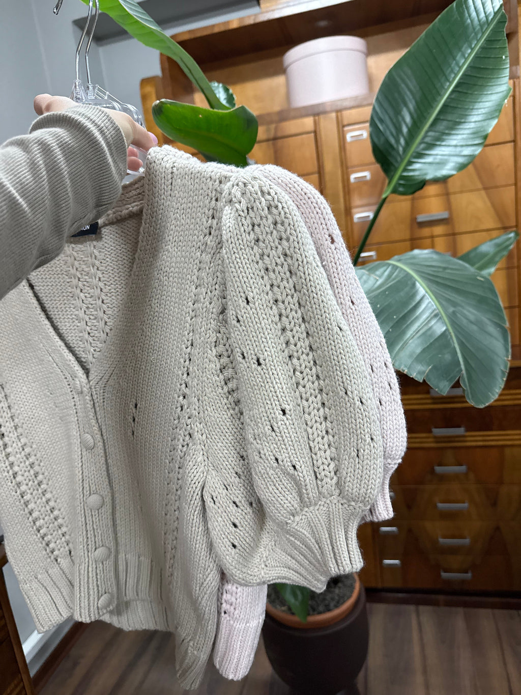 Miękki krótki kardigan wełna 30% wiskoza 50% jasny beż EMO - Veretti Boutique