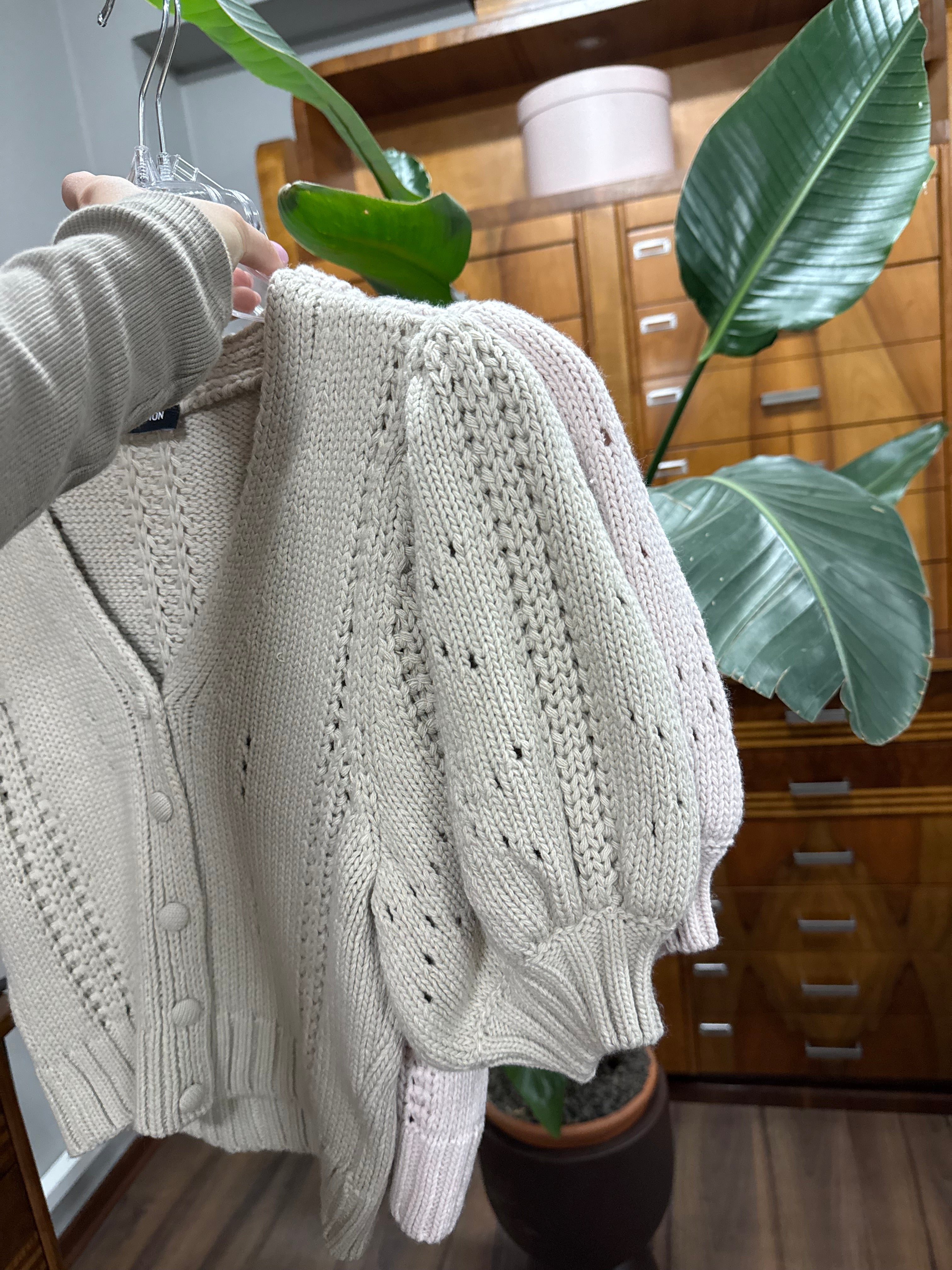 Miękki krótki kardigan wełna 30% wiskoza 50% jasny beż EMO - Veretti Boutique