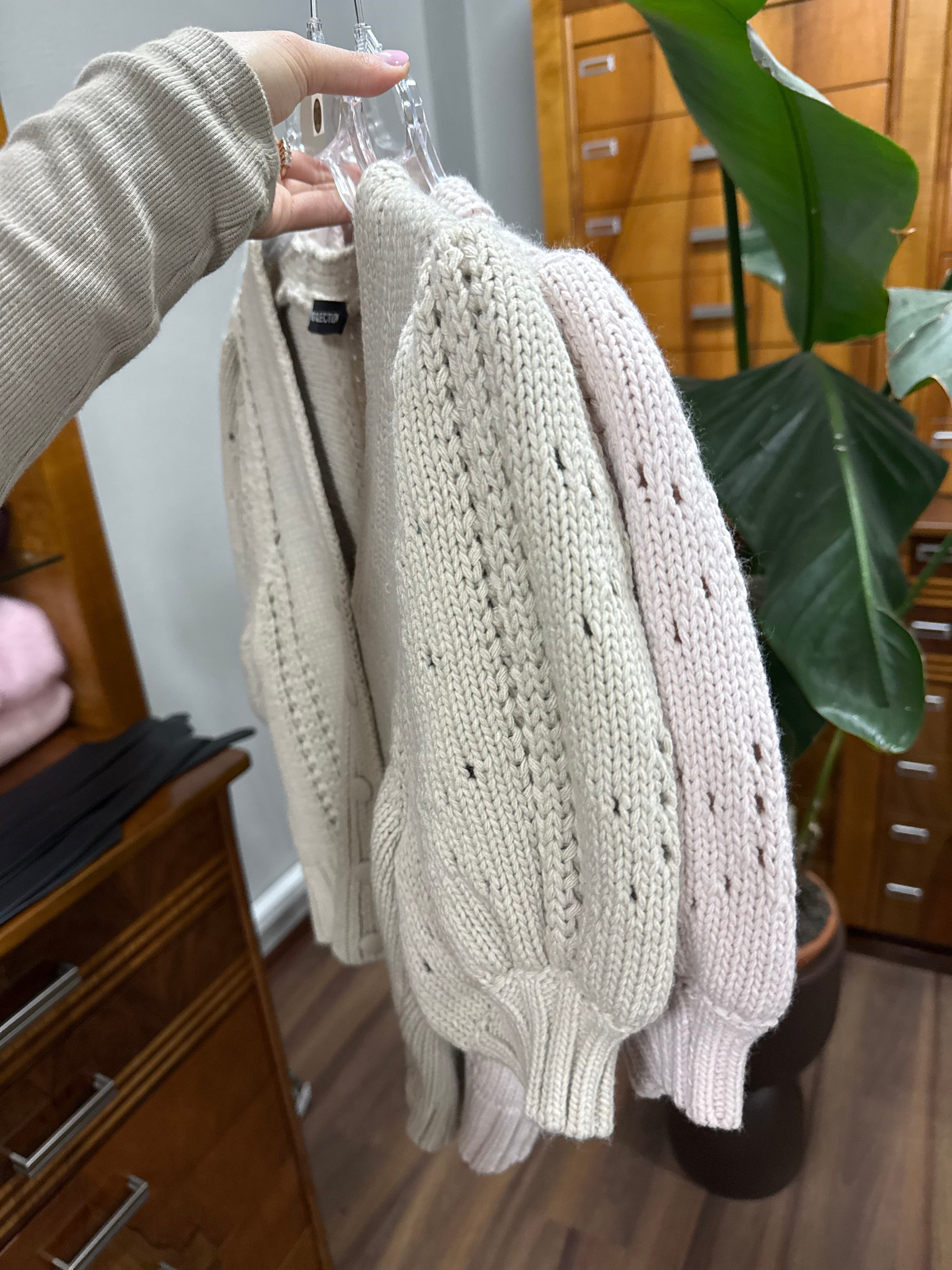 Miękki krótki kardigan wełna 30% wiskoza 50% jasny beż EMO - Veretti Boutique