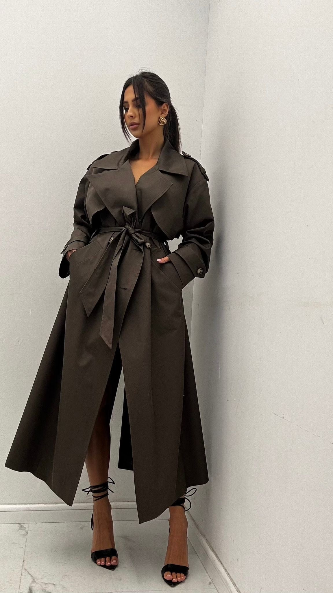 Płaszcz typu trencz wiązany 45% bawełna czekoladowy EMO - Veretti Boutique