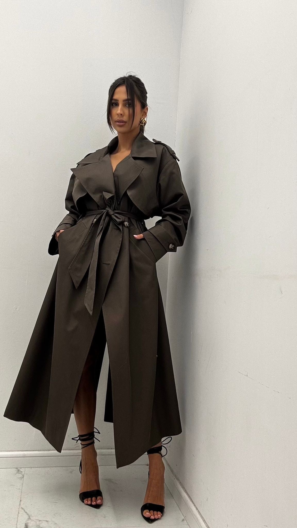 Płaszcz typu trencz wiązany 45% bawełna czekoladowy EMO - Veretti Boutique