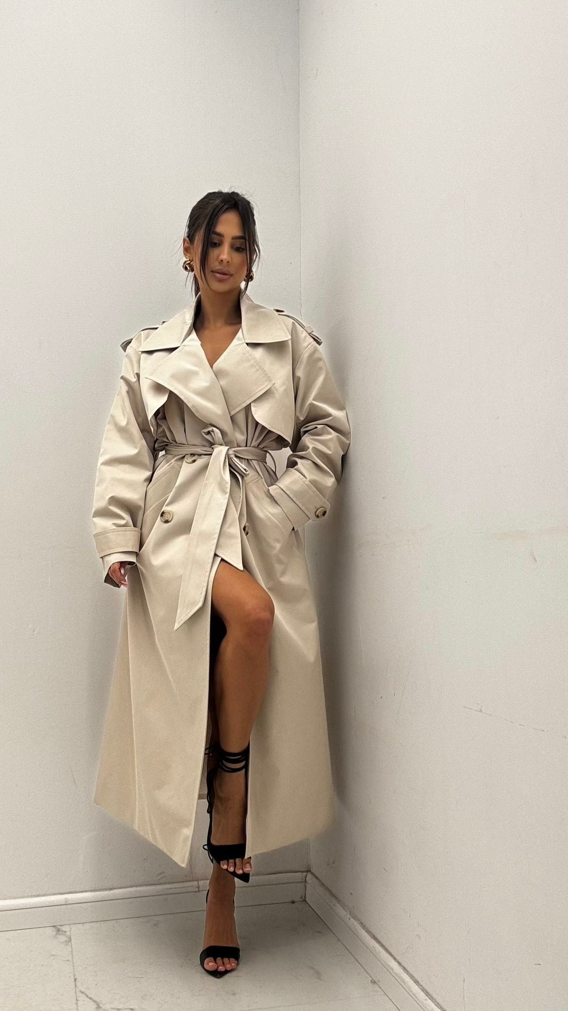 Płaszcz typu trencz wiązany 45% bawełna jasny beż EMO - Veretti Boutique