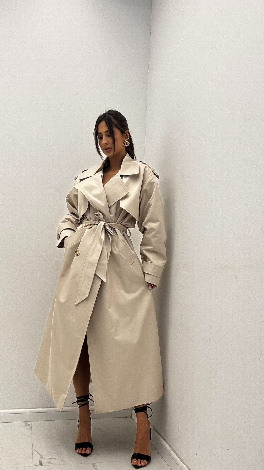 Płaszcz typu trencz wiązany 45% bawełna jasny beż EMO - Veretti Boutique