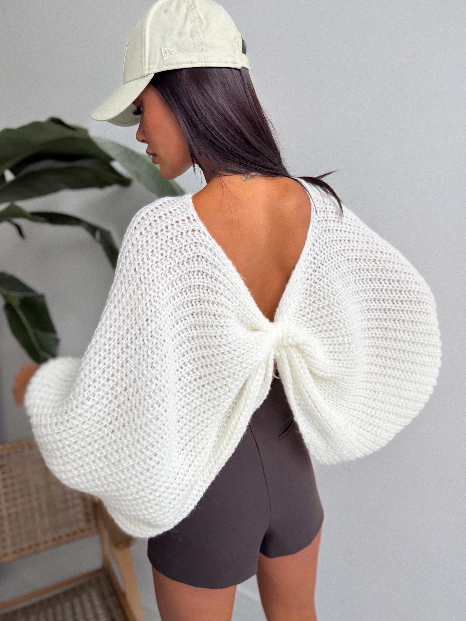 Pleciony sweter z odkrytymi plecami 95% bawełna - Veretti Boutique