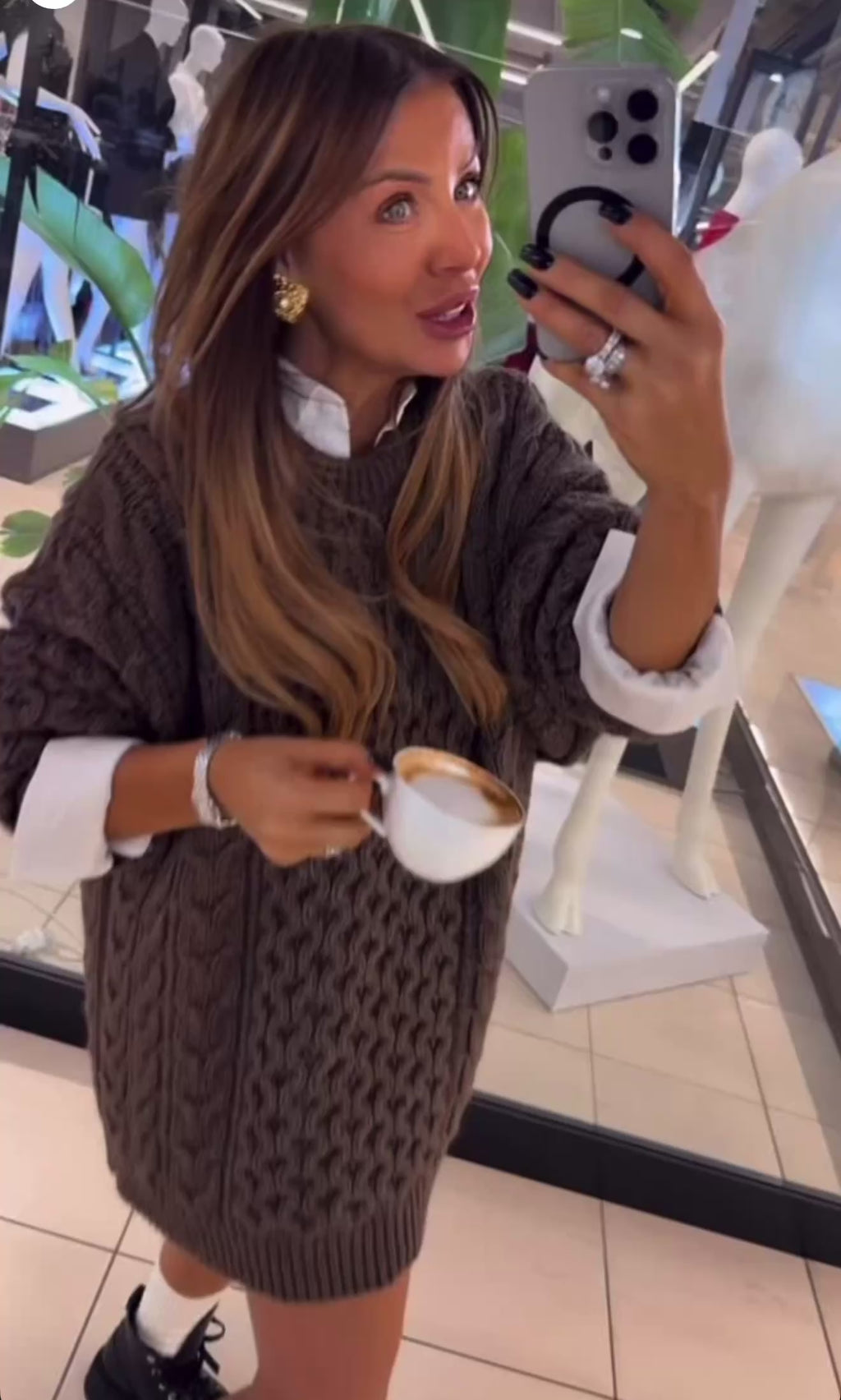 Sweter z ozdobnym splotem 10% alpaka 40% wełna 20% poliamid mleczna czekolada EMO