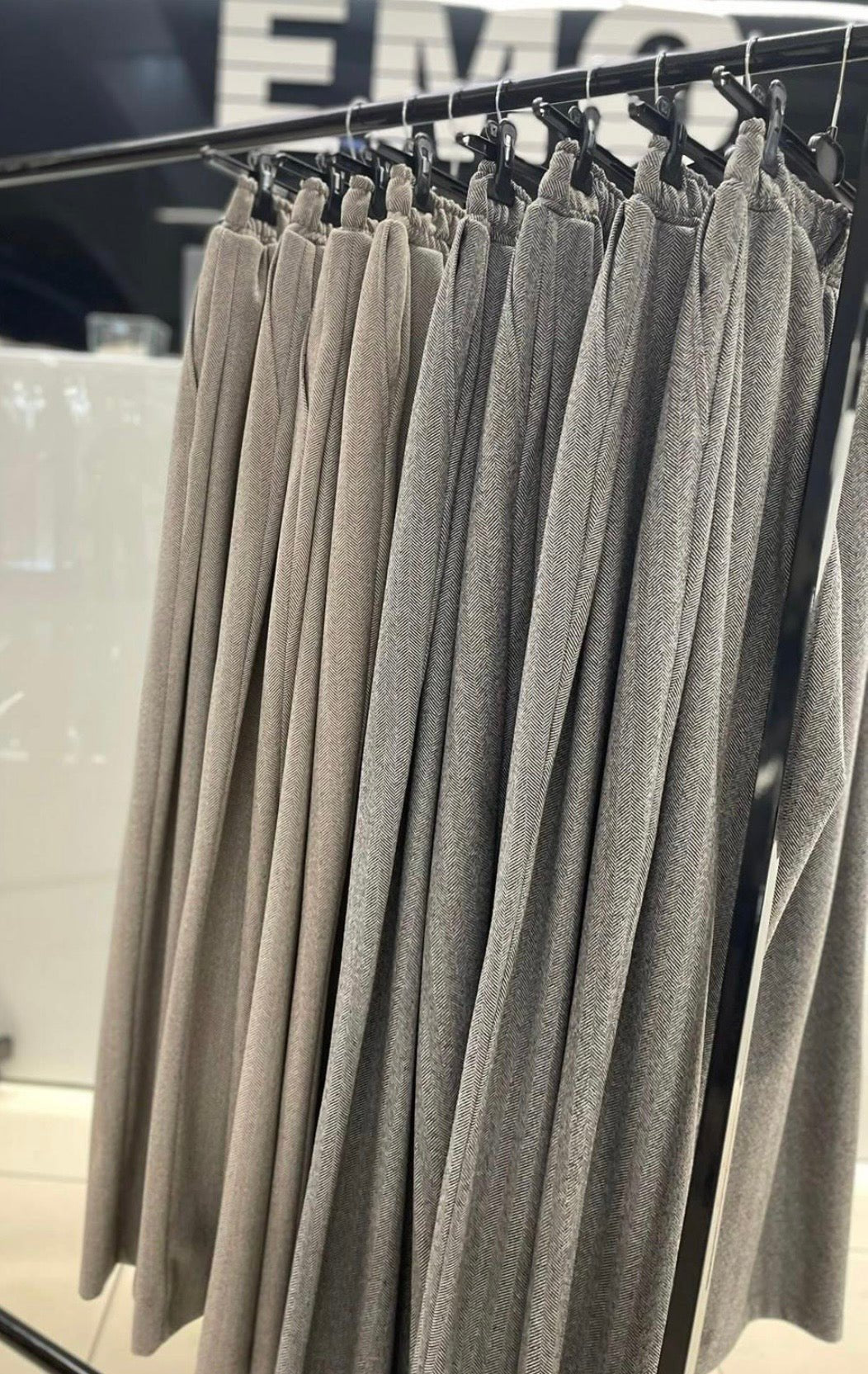 Spodnie w jodełkę beżowe 35% bawełna EMO - Veretti Boutique