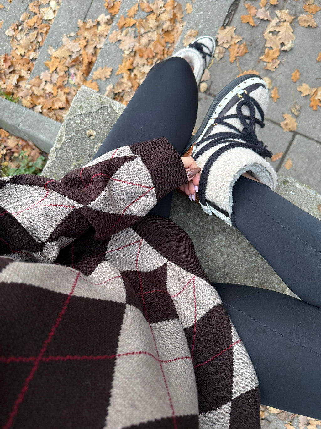 Sweter w romby 30% wełna 30% wiskoza 5% kaszmir brązowy z czerwienią EMO - Veretti Boutique