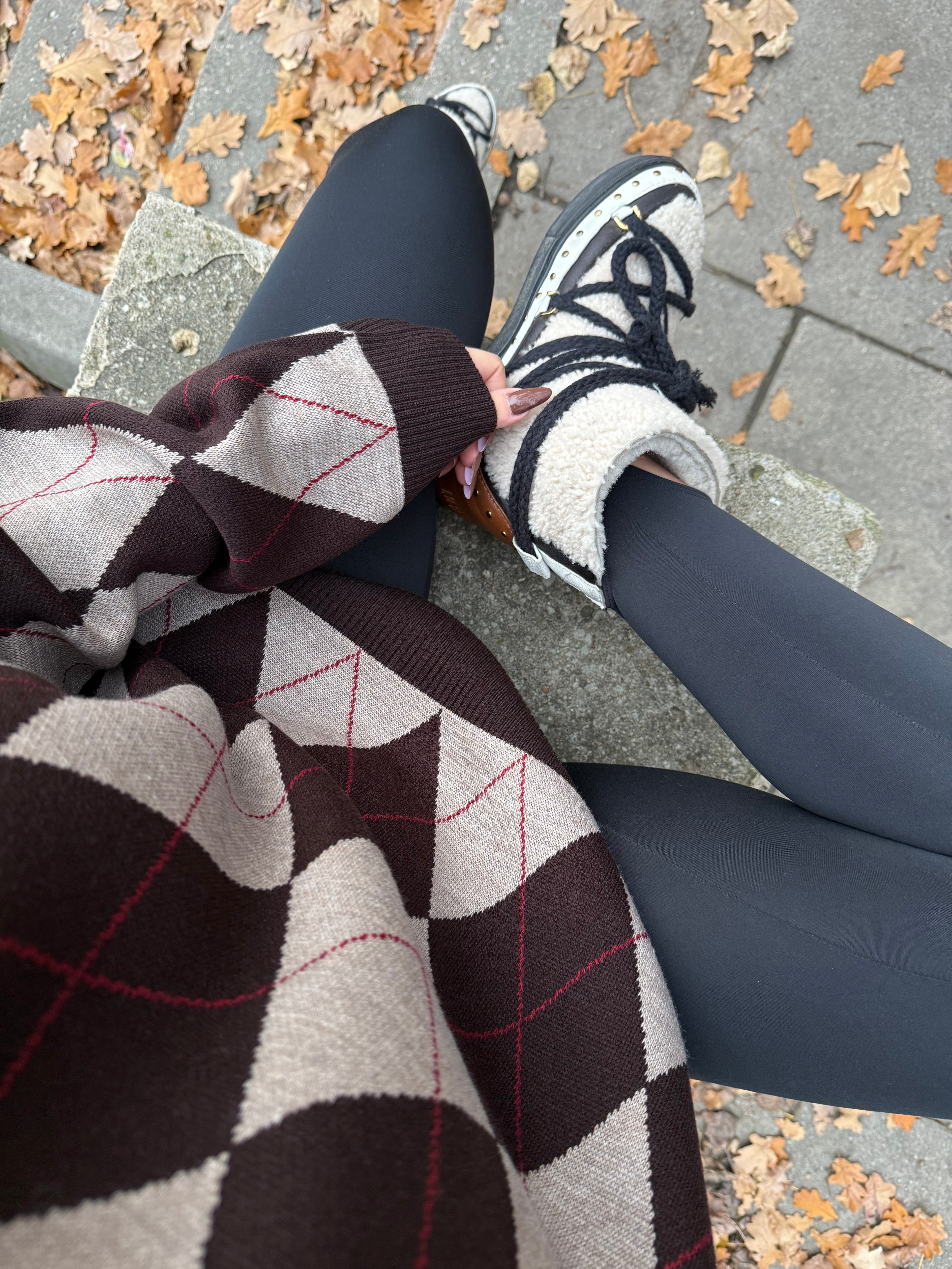 Sweter w romby 30% wełna 30% wiskoza 5% kaszmir brązowy z czerwienią EMO - Veretti Boutique