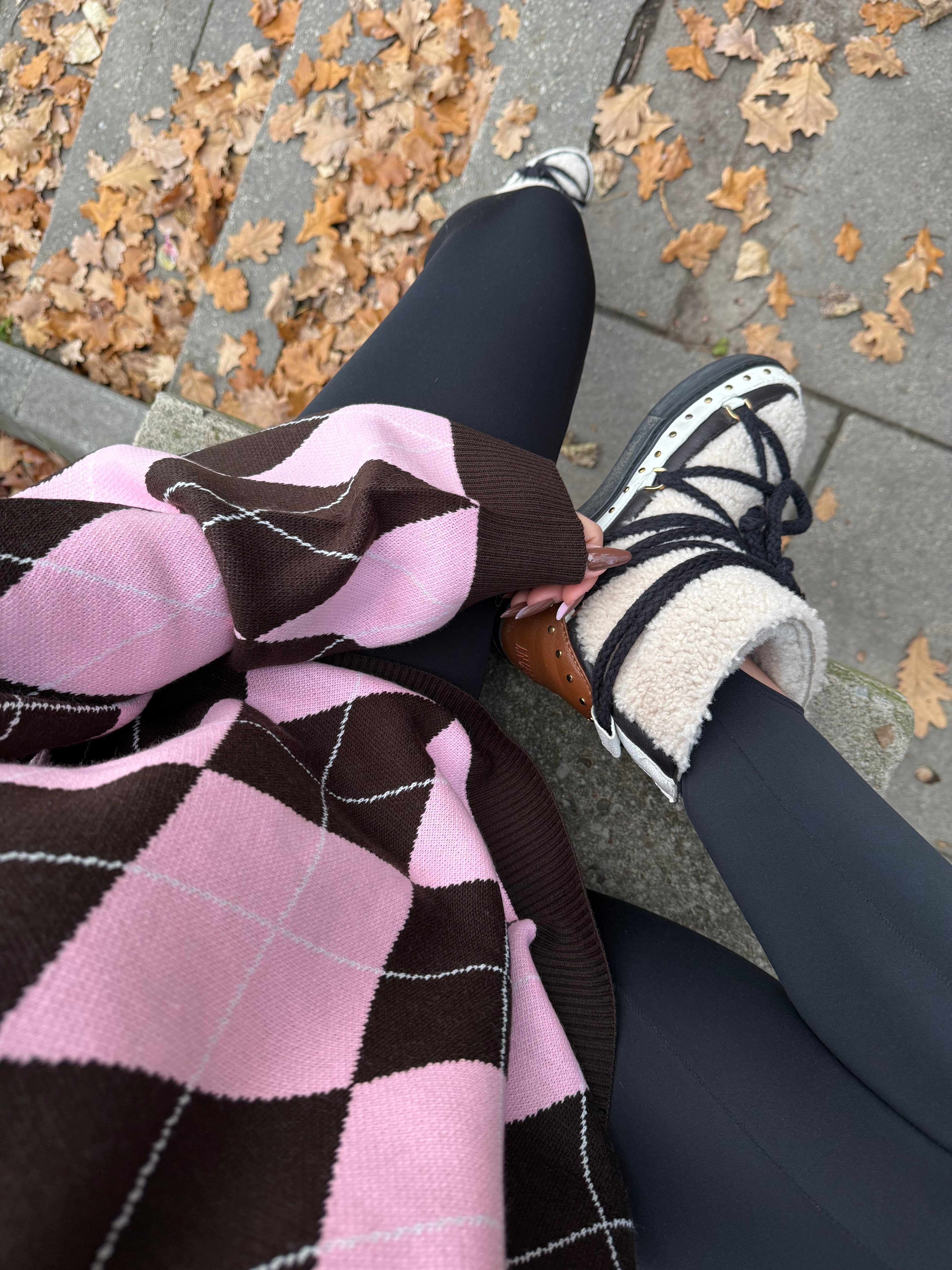 Sweter w romby 30% wełna 30% wiskoza 5% kaszmir różowo brązowy EMO - Veretti Boutique