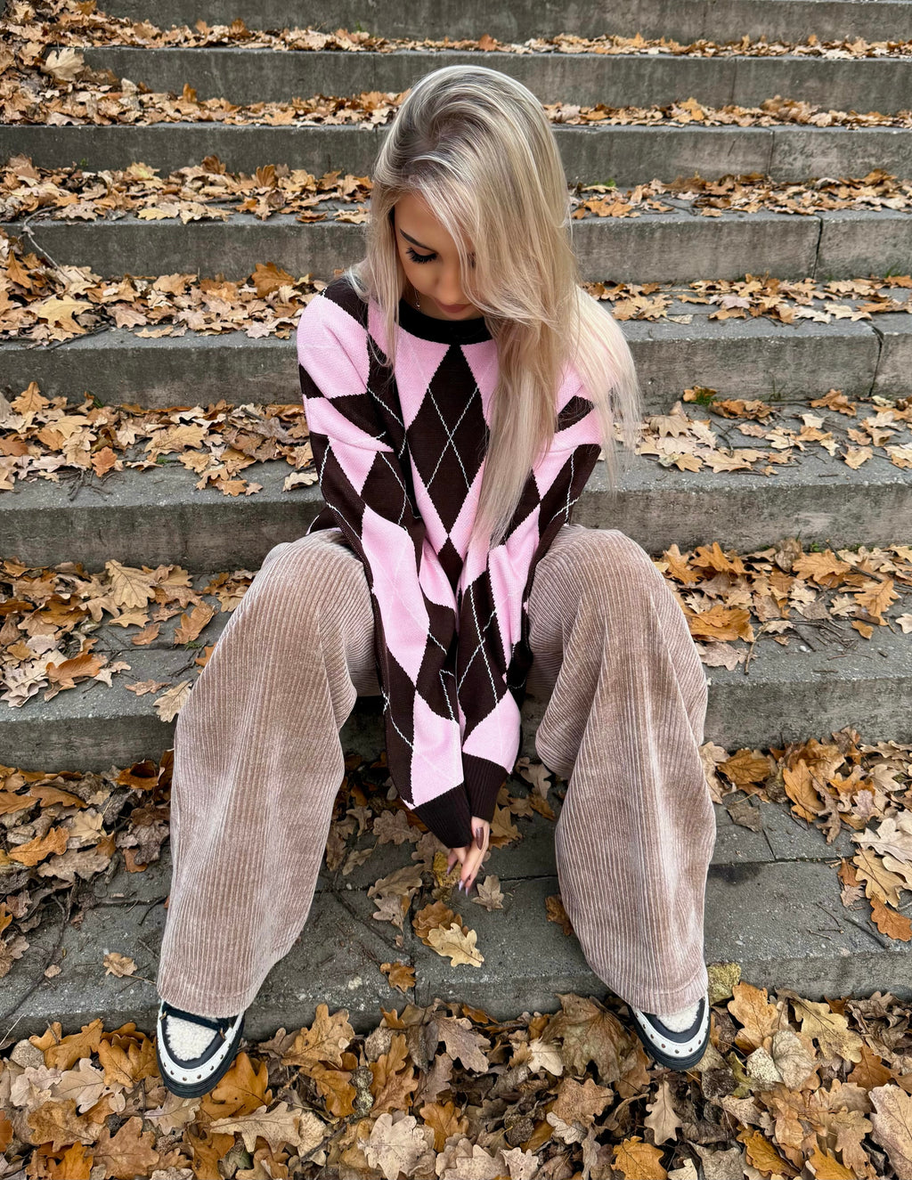 Sweter w romby 30% wełna 30% wiskoza 5% kaszmir różowo brązowy EMO - Veretti Boutique