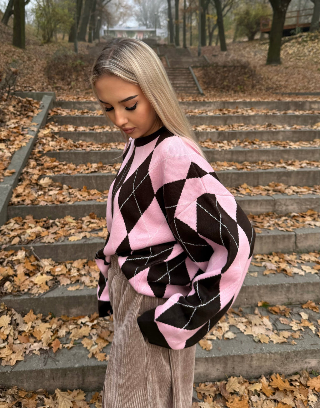 Sweter w romby 30% wełna 30% wiskoza 5% kaszmir różowo brązowy EMO - Veretti Boutique