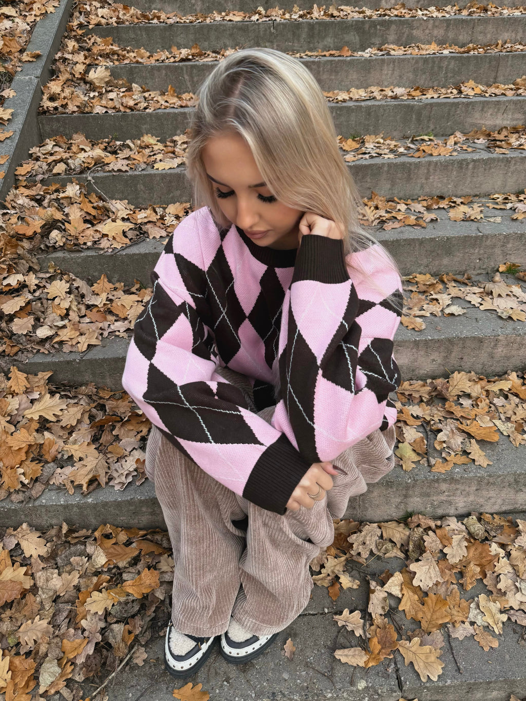 Sweter w romby 30% wełna 30% wiskoza 5% kaszmir różowo brązowy EMO - Veretti Boutique