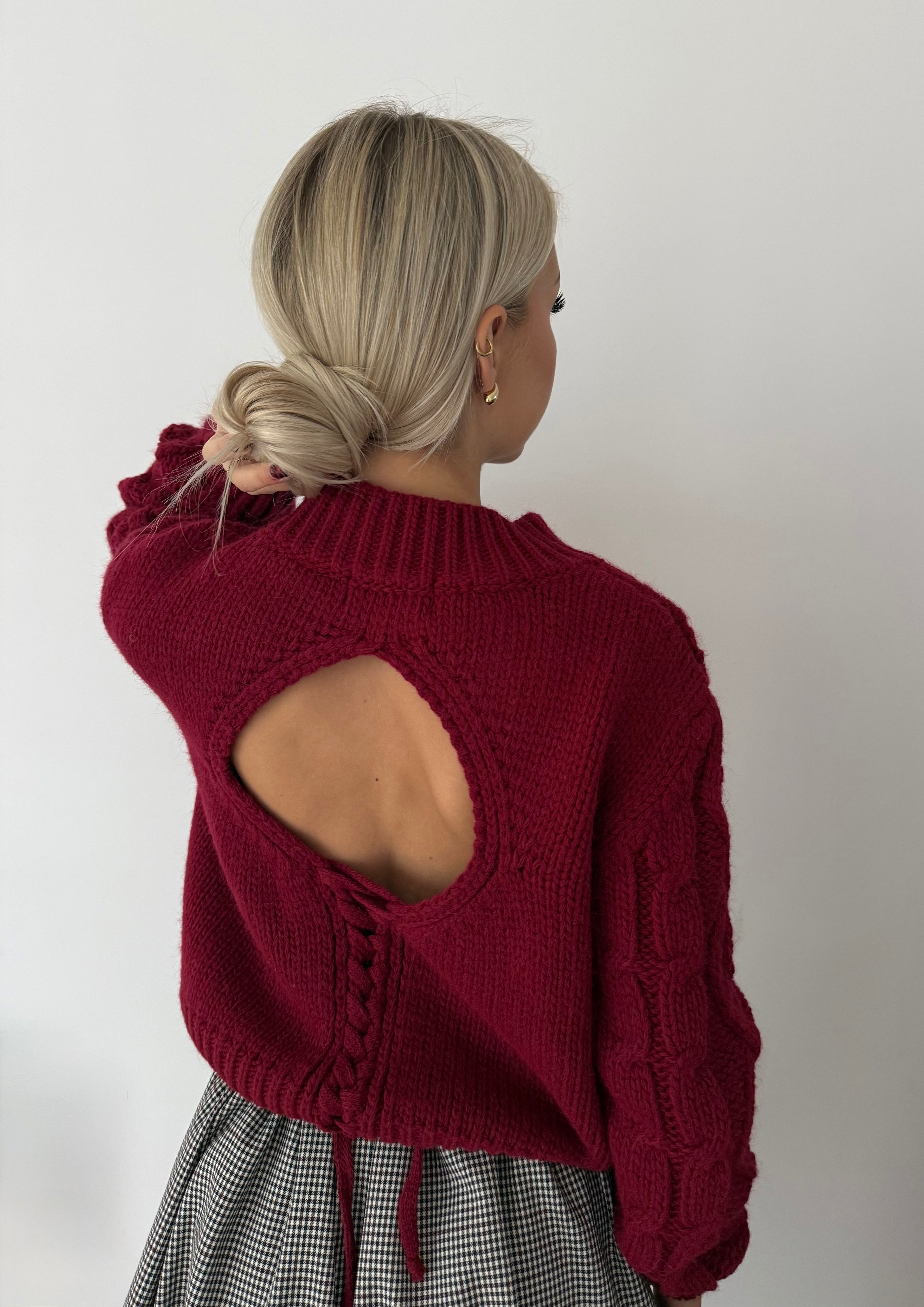 Sweter z odkrytymi plecami 10% wełna AUSTIN bordowy SEMPRE - Veretti Boutique