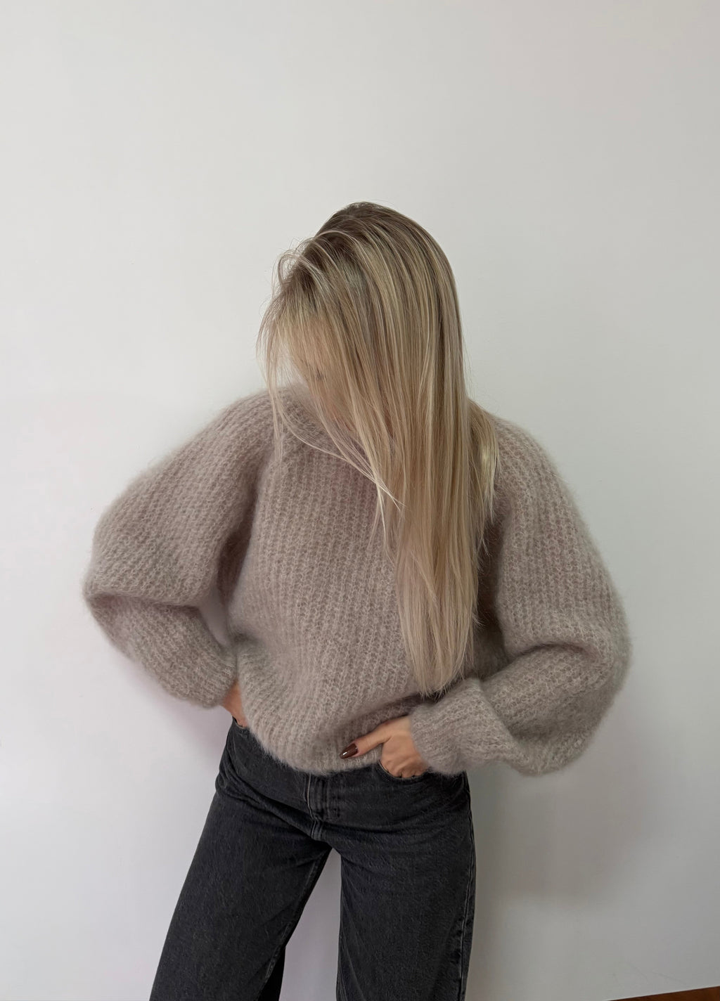 Sweterek super kid moher 81% z odkrytymi plecami gołębi - Veretti Boutique