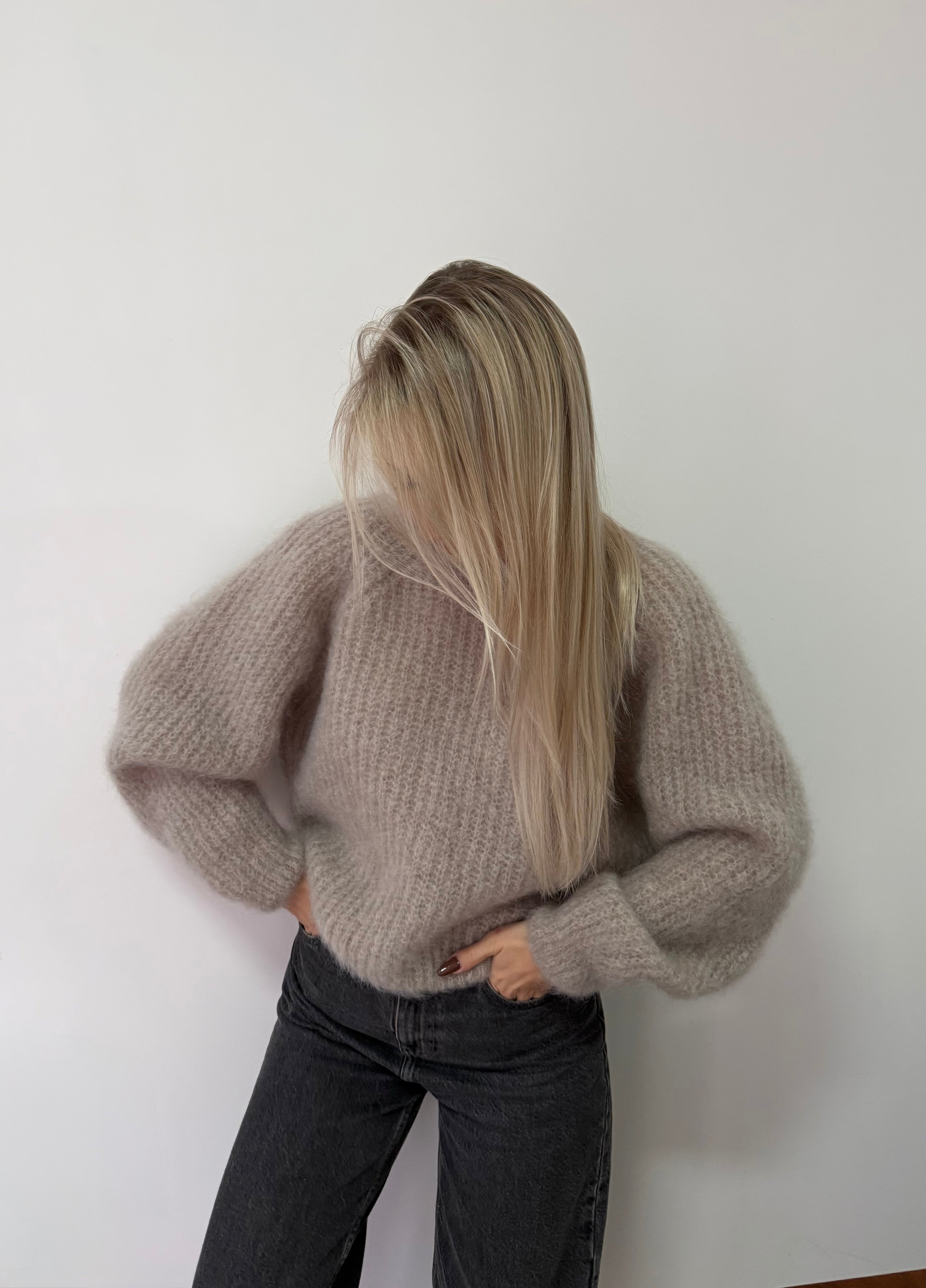 Sweterek super kid moher 81% z odkrytymi plecami gołębi - Veretti Boutique