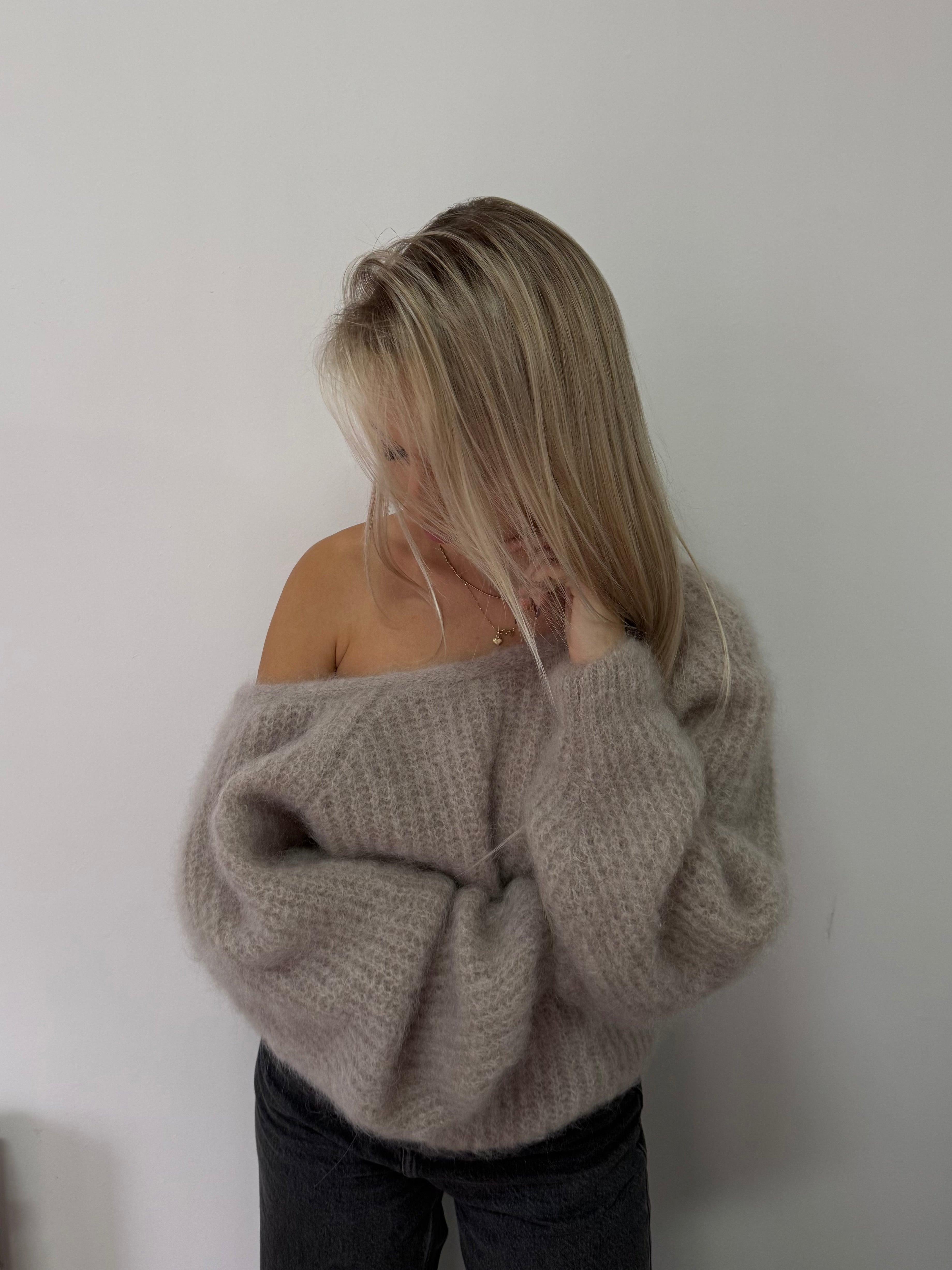 Sweterek super kid moher 81% z odkrytymi plecami gołębi - Veretti Boutique