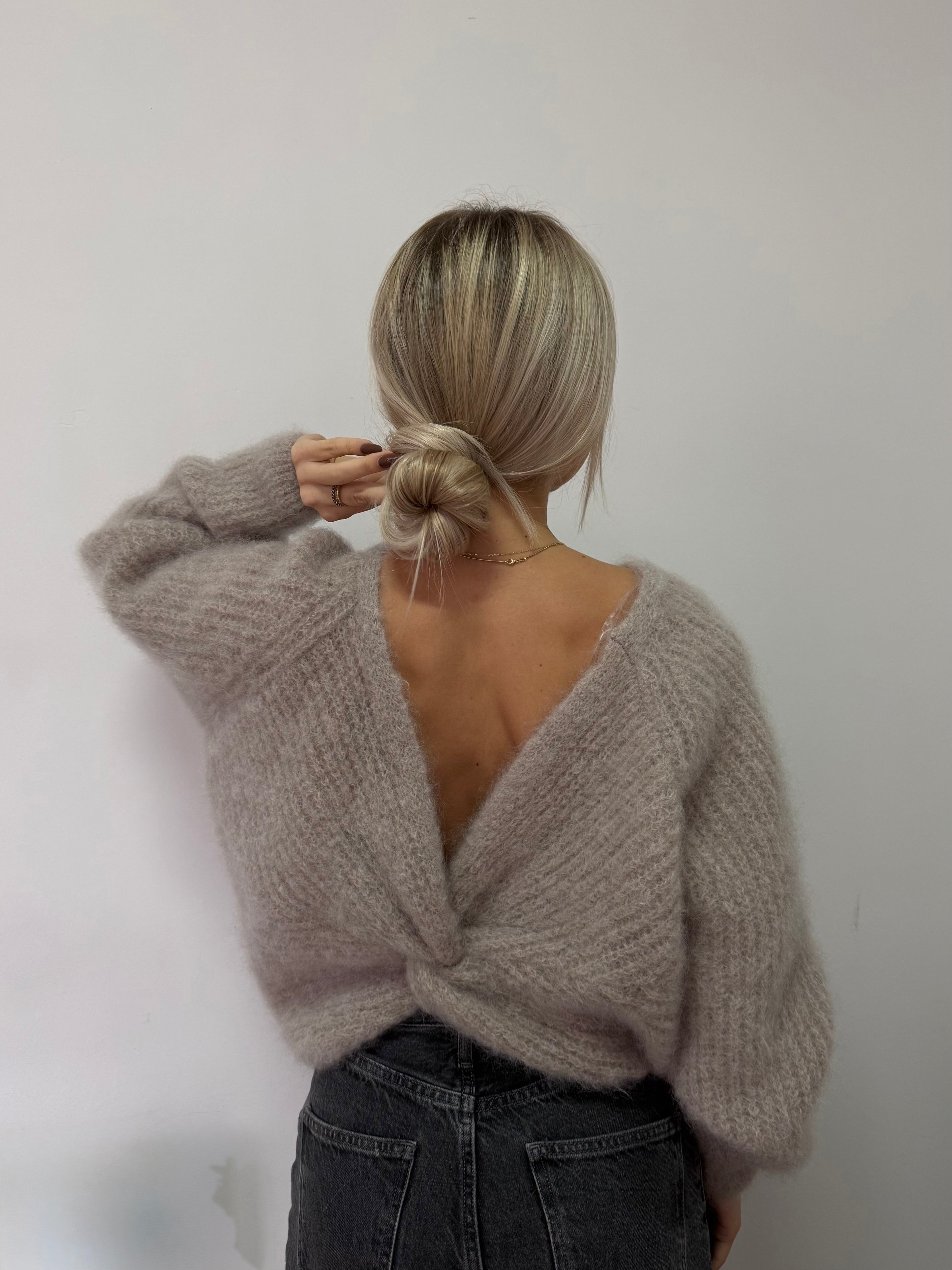 Sweterek super kid moher 81% z odkrytymi plecami gołębi - Veretti Boutique