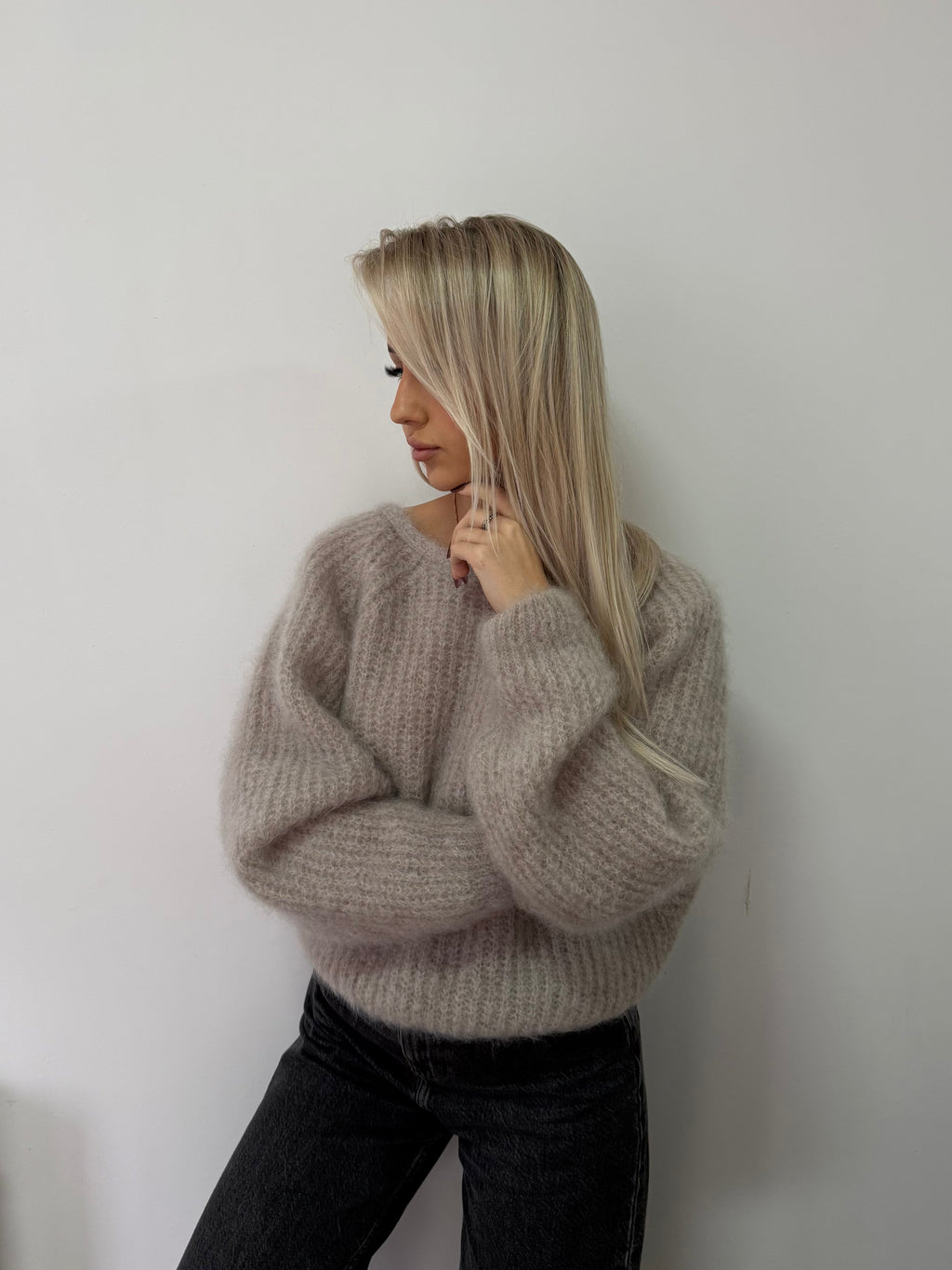 Sweterek super kid moher 81% z odkrytymi plecami gołębi - Veretti Boutique