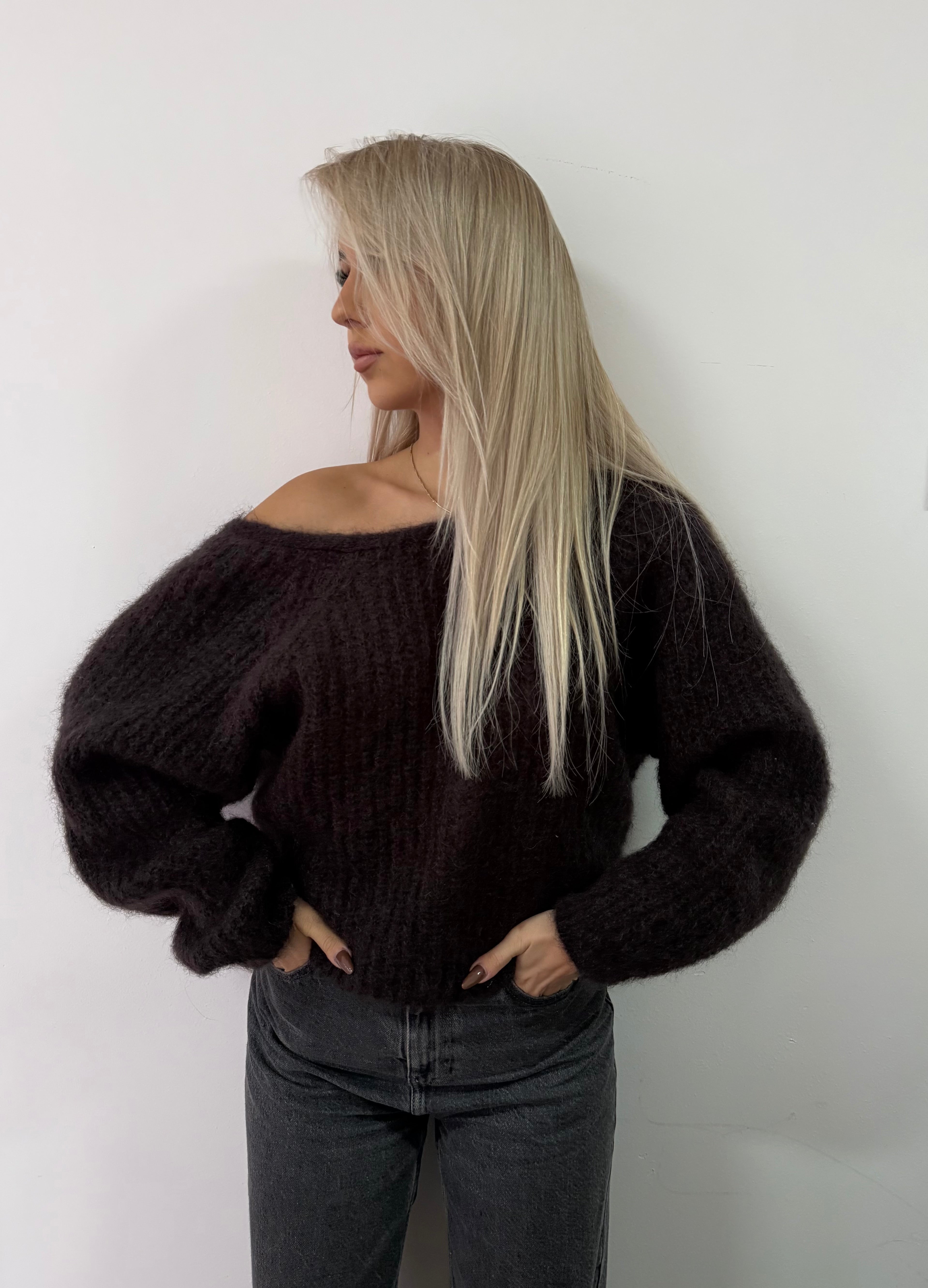 Sweterek super kid moher 81% z odkrytymi plecami gorzka czekolada - Veretti Boutique