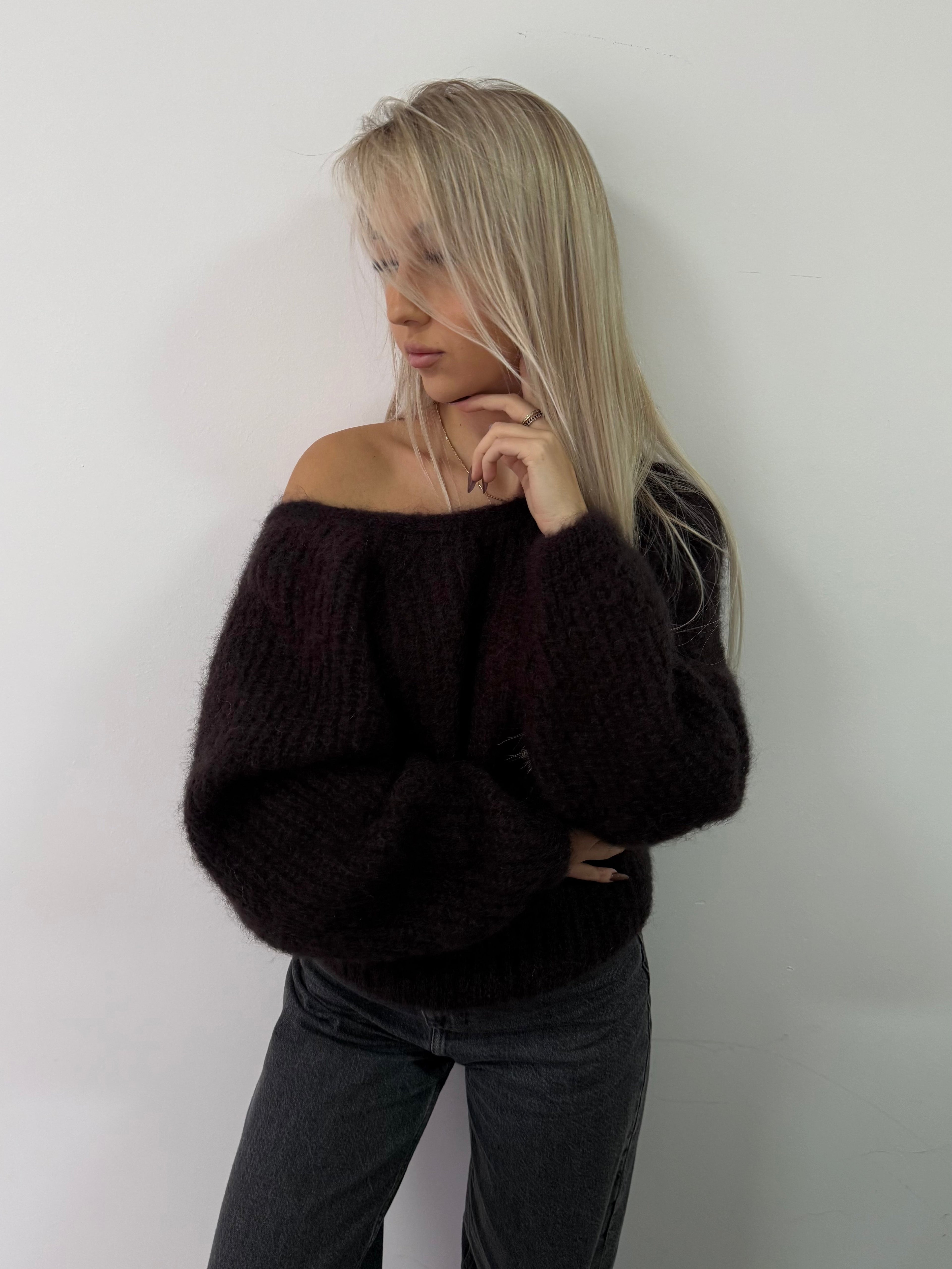 Sweterek super kid moher 81% z odkrytymi plecami gorzka czekolada - Veretti Boutique