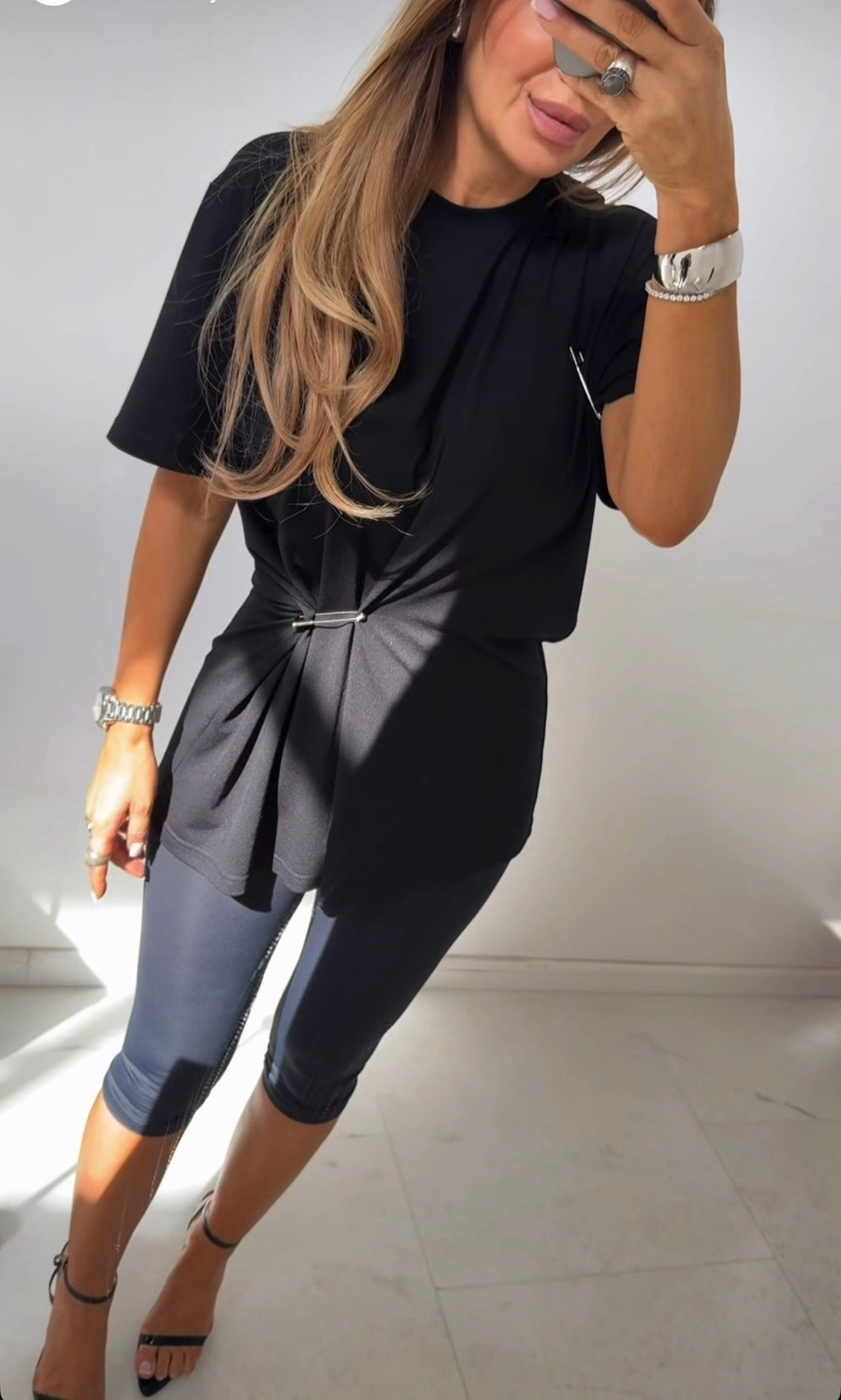 T-shirt z agrafkami EMO - Veretti Boutique
