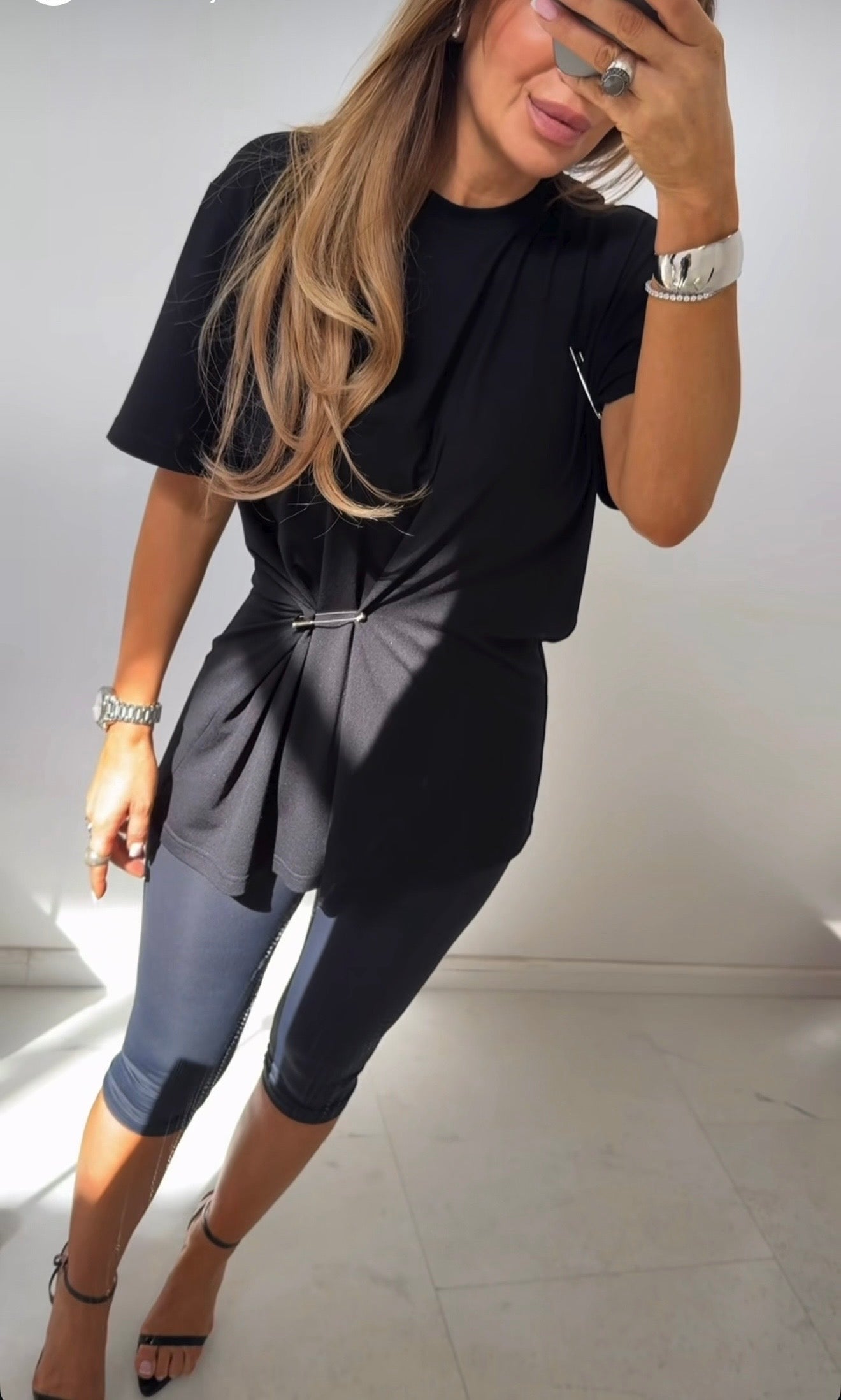 T-shirt z agrafkami EMO - Veretti Boutique