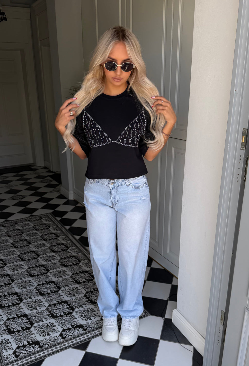 T-shirt z diamencikami - Veretti Boutique